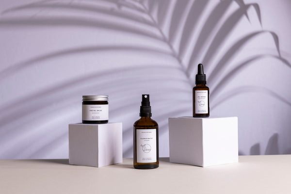 Tre hudplejeprodukter fra Organics by Sara på hvide podier
