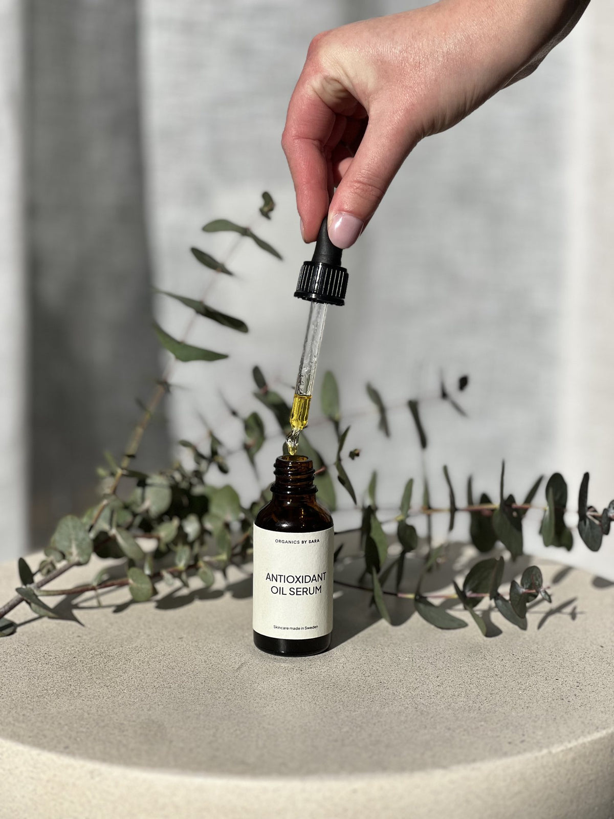 Hand doserar Antioxidant Oil Serum med pipett