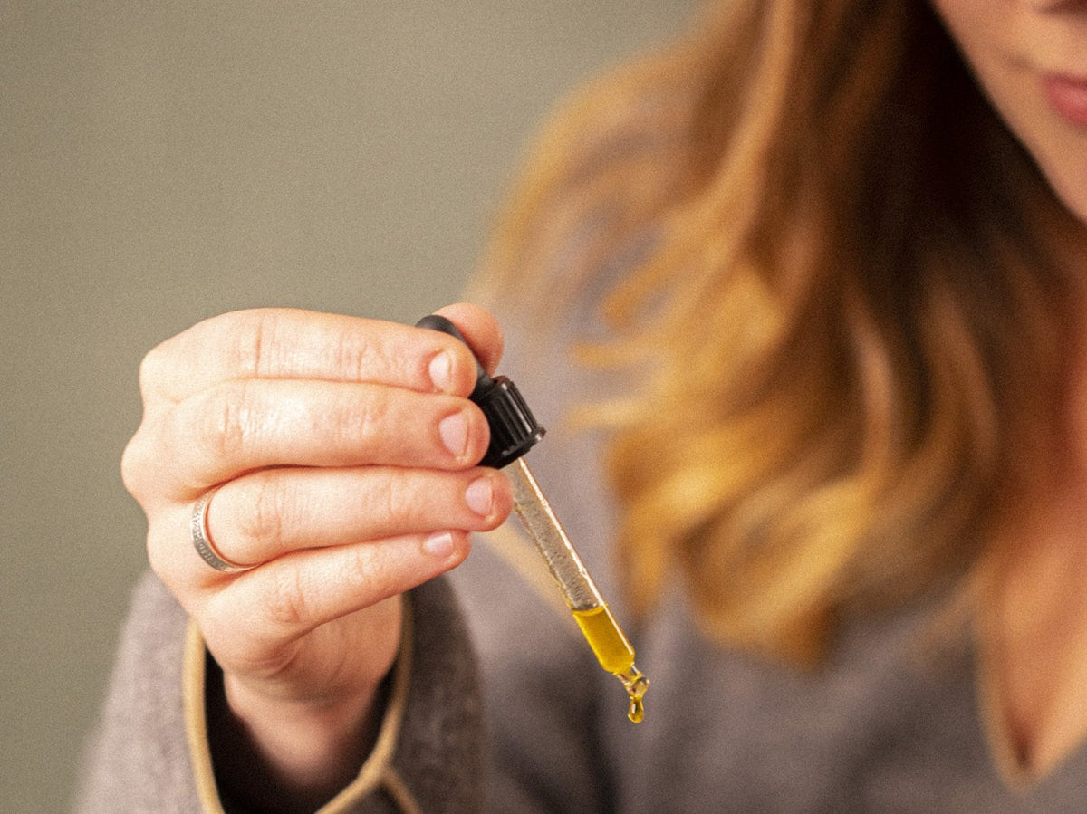 Ansiktsolja droppas i handen