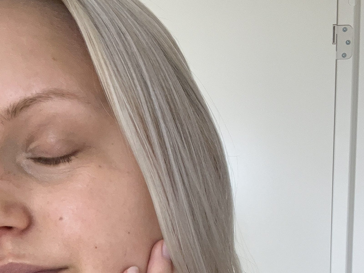 Kvinna med handen mot kinden