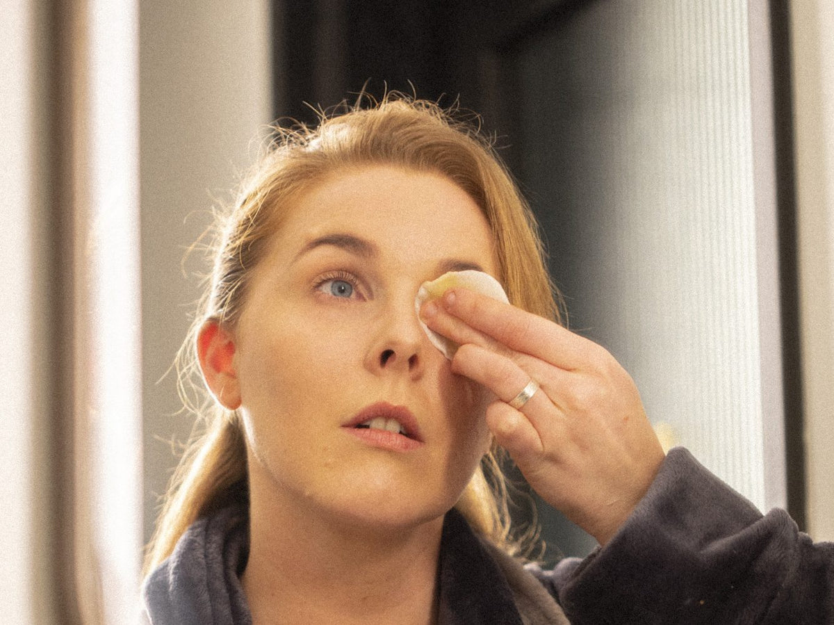 Ögonmakeup tas bort med rondell
