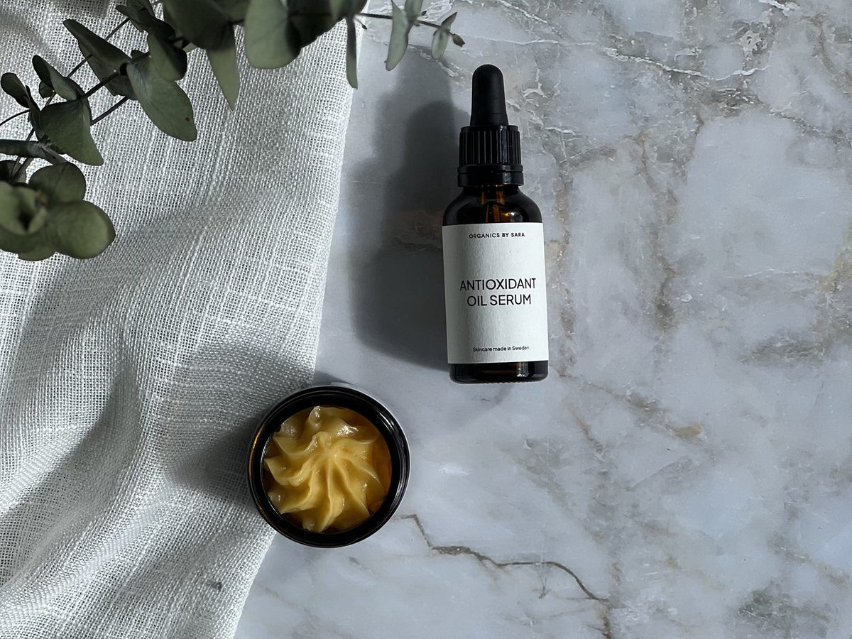 Serum och balm på marmor