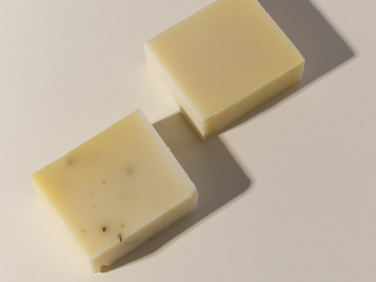 Två bitar oparfymerad tvål