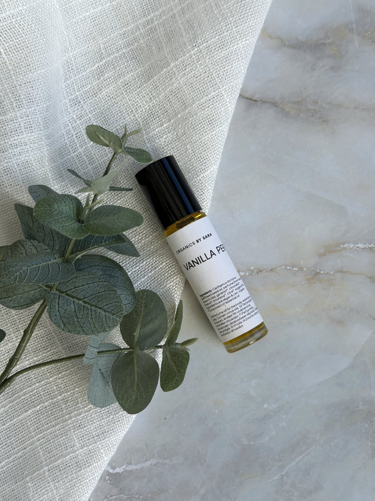 Vanilla Perfume Oil på marmor med eukalyptus