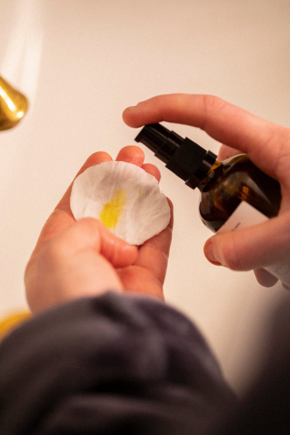 Eye Makeup Remover dryppes på en vatrondel