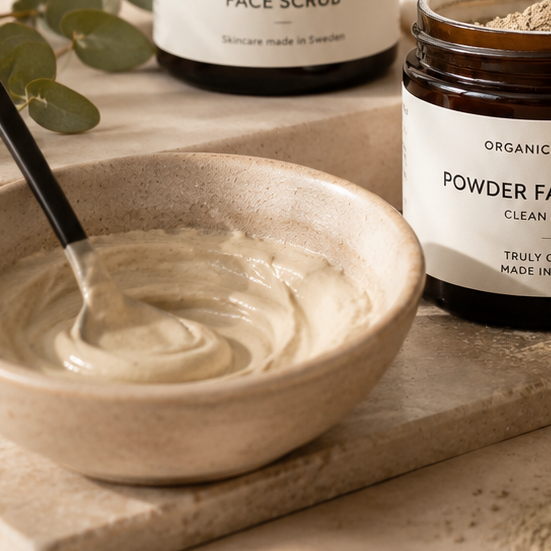 Lermaske rørt op i en skål ved siden af Clean & Glow Face Mask