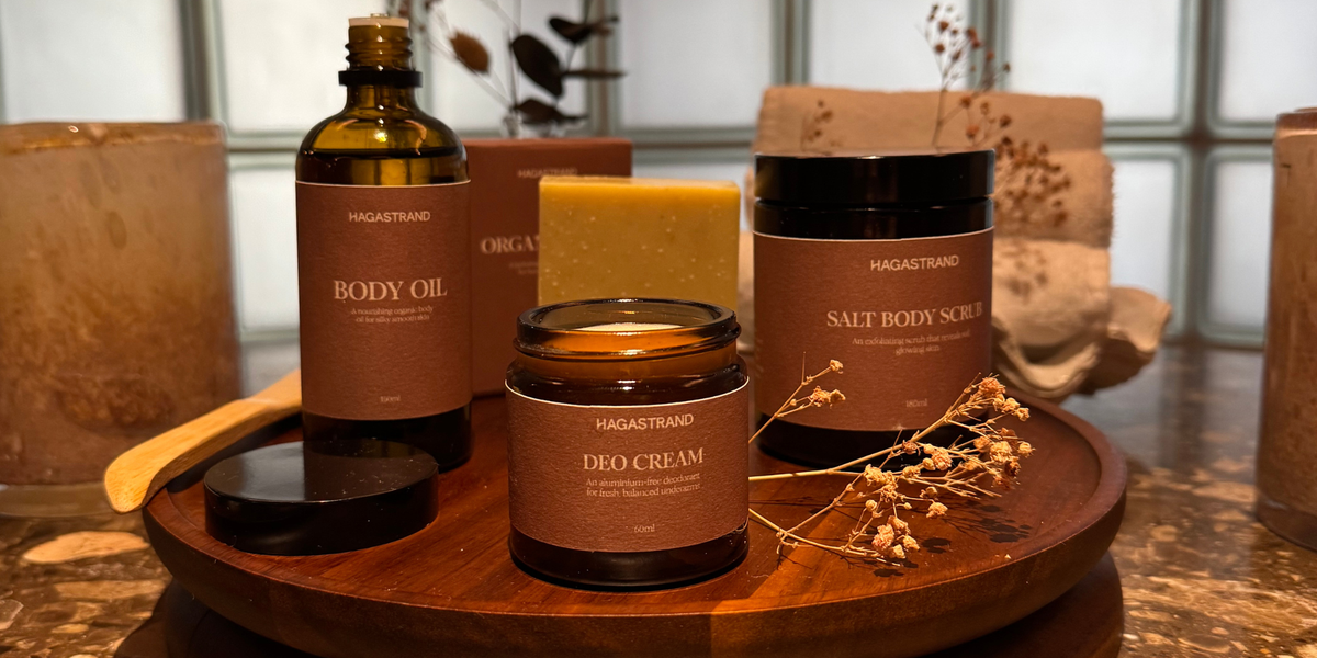 Produkter fra Organics by Sara på et træfad hos Hagastrand