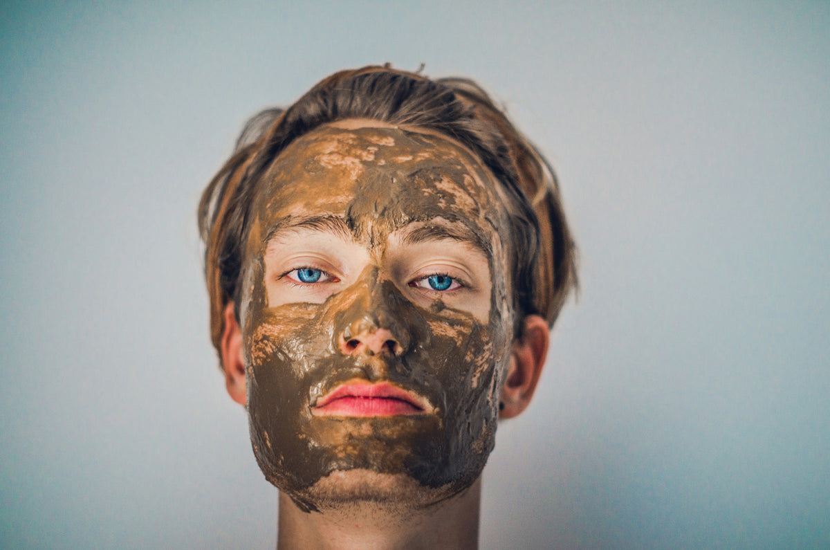 Mann med leirmaske i ansiktet