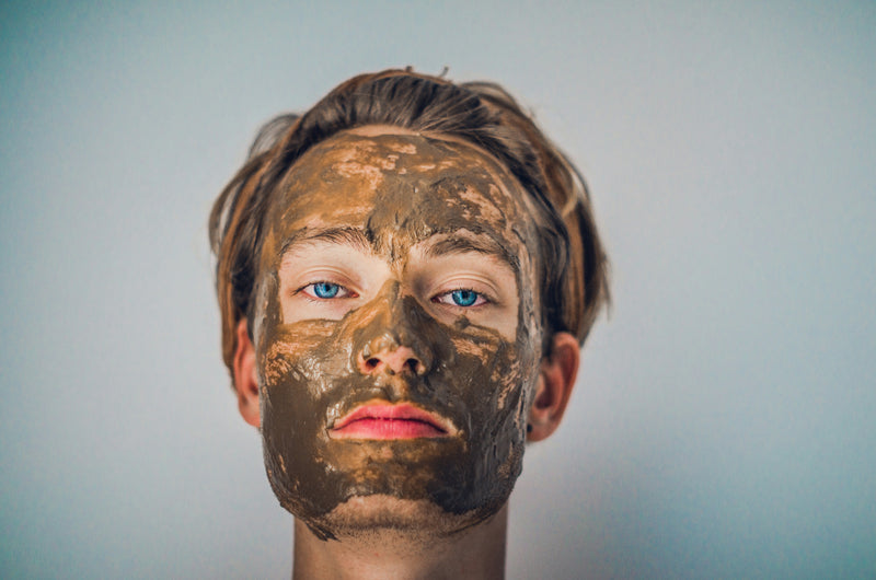 Mand med lermaske i ansigtet