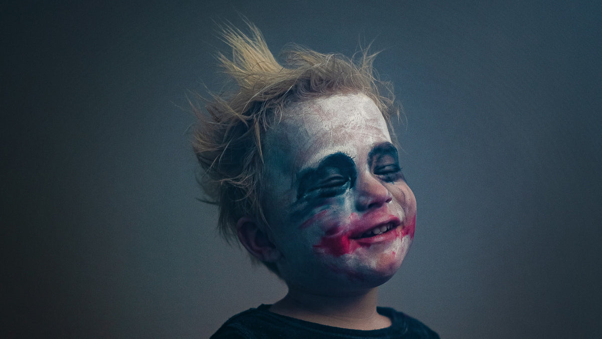 Barn med halloweensminke i ansiktet