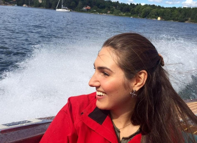 Sara Nomberg hymyilee veneessä merellä
