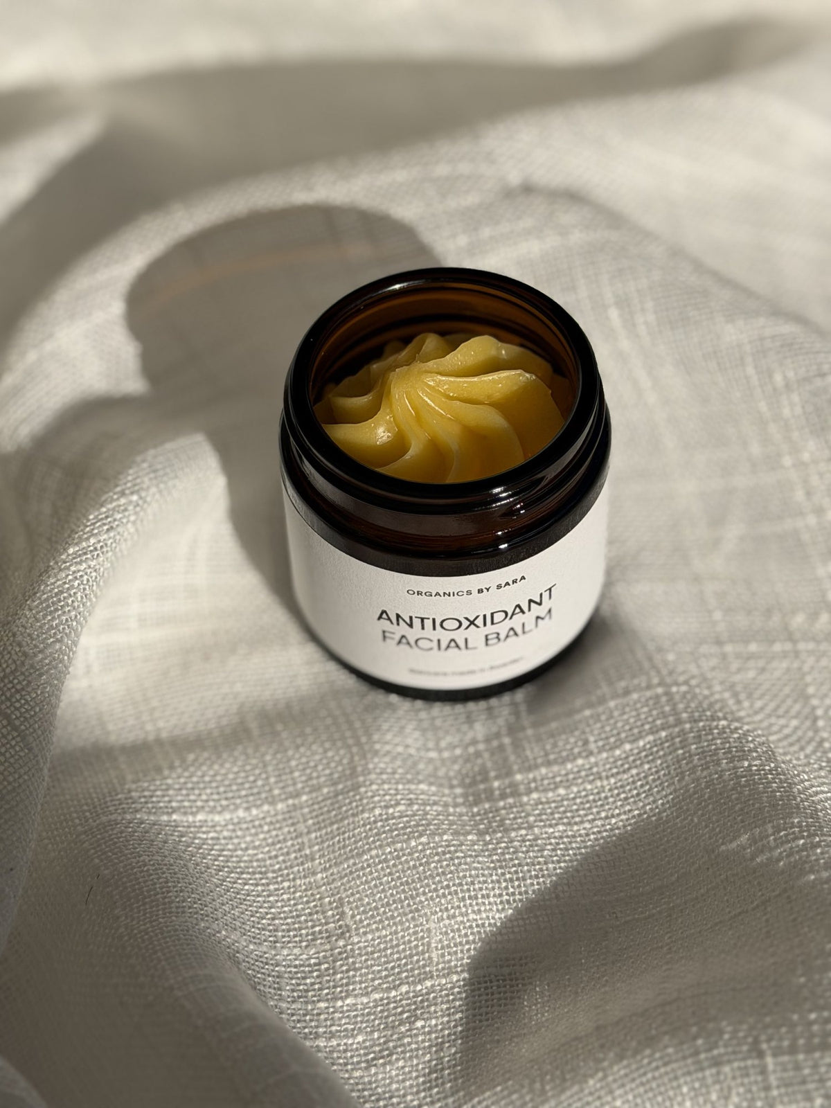 Antioxidant Face Balm på linne i solljus