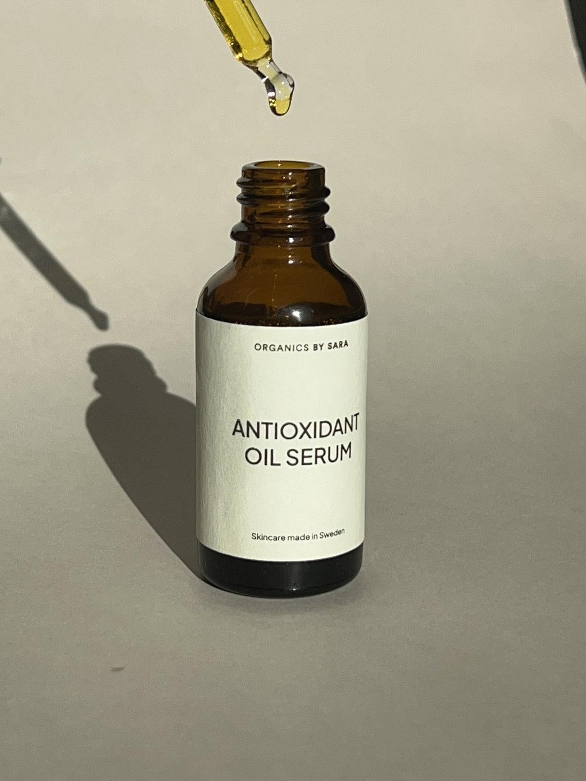 Antioxidant Oil Serum ja pisara pipetistä