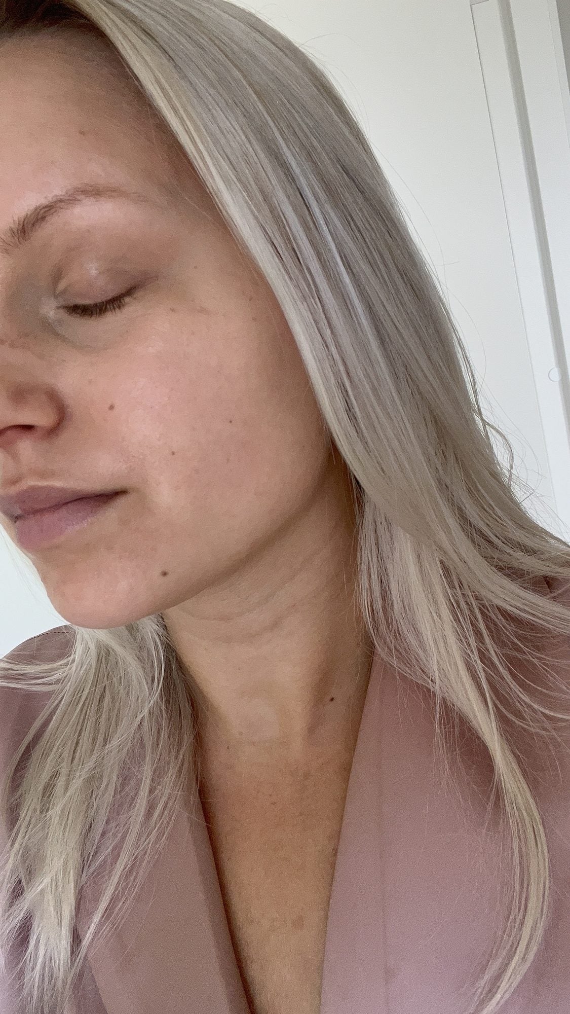 Kuivaihoinen nainen silmät kiinni