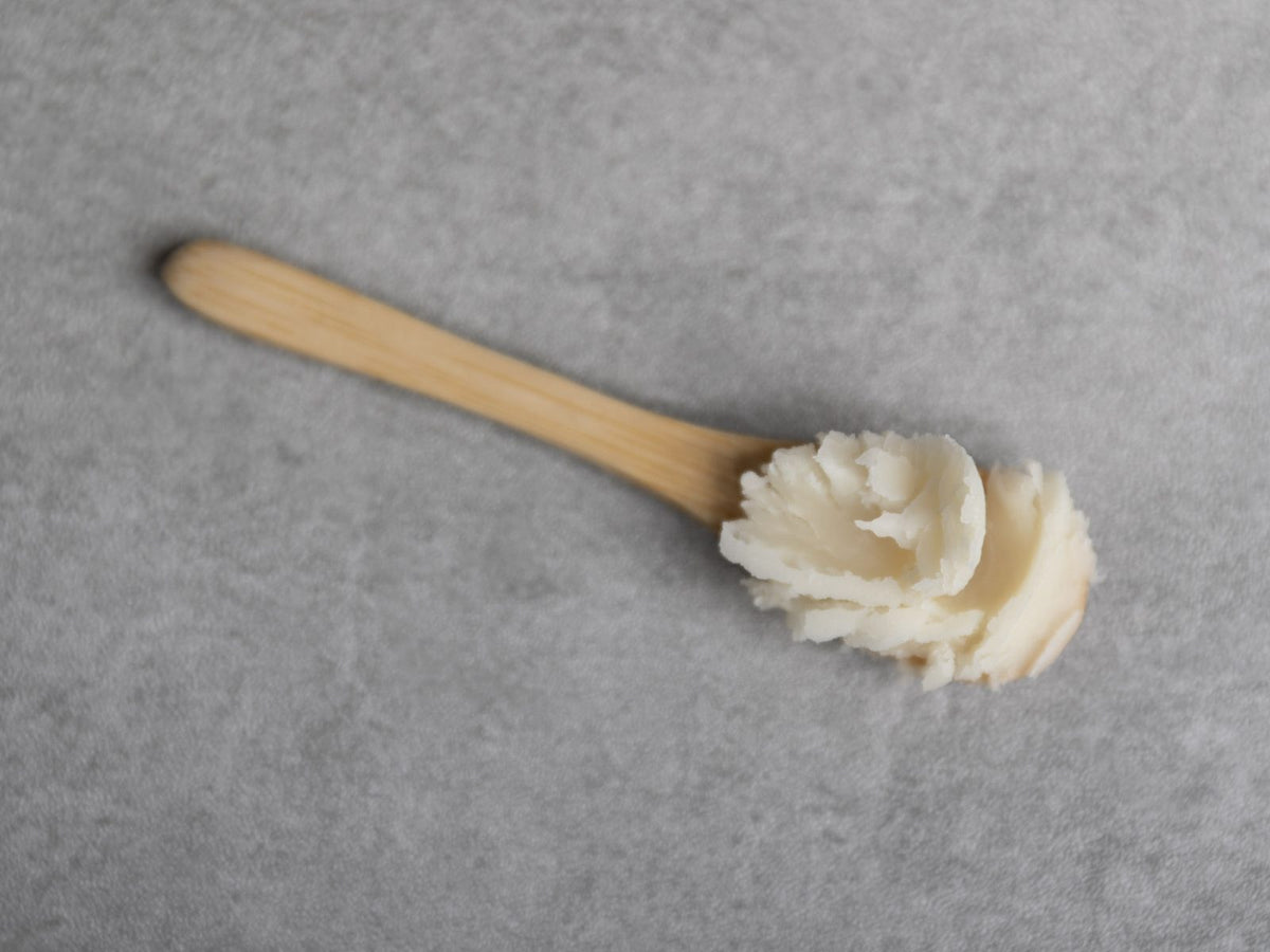 Deo cream på en träsked