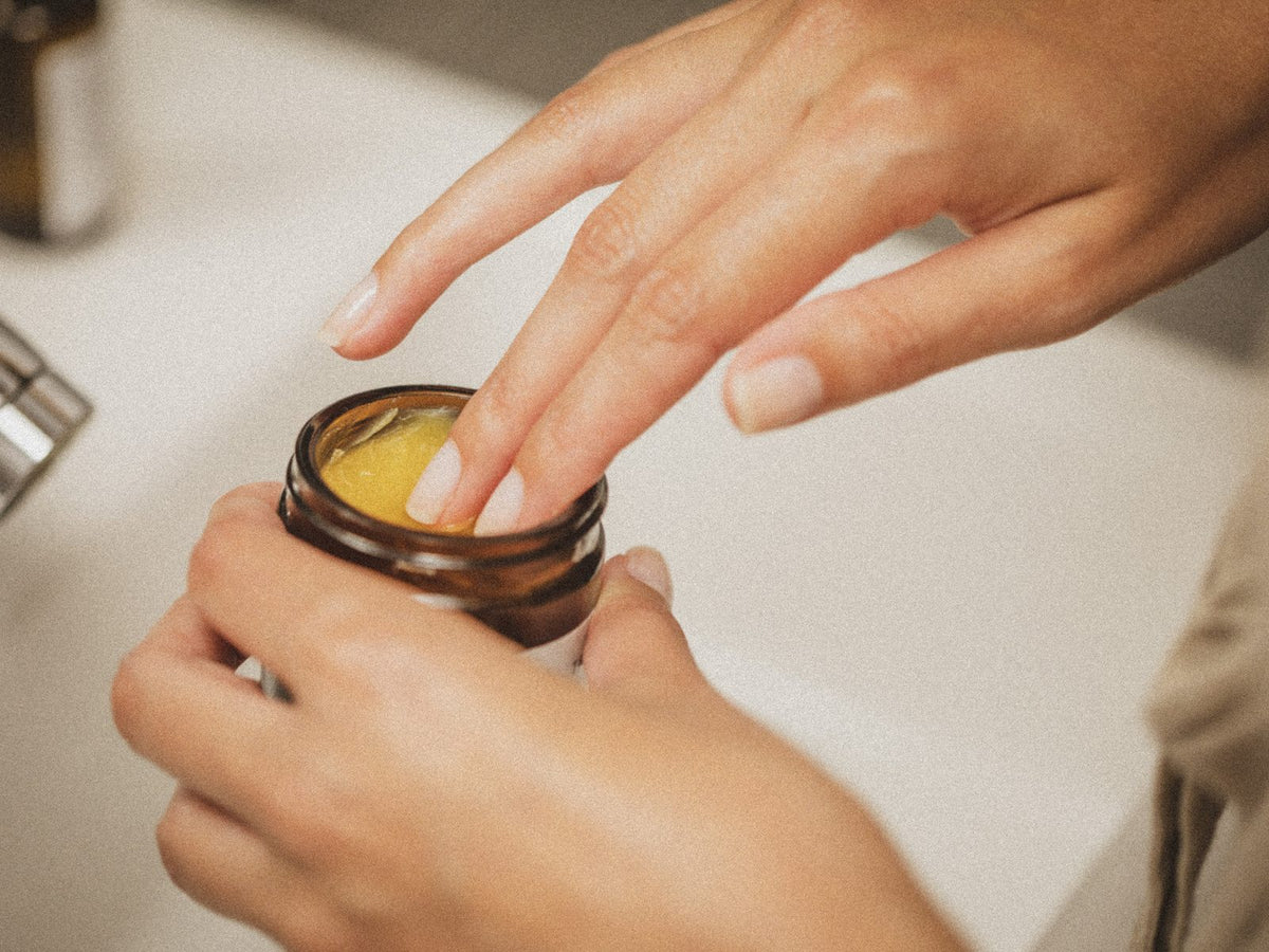 Finger i en burk balm
