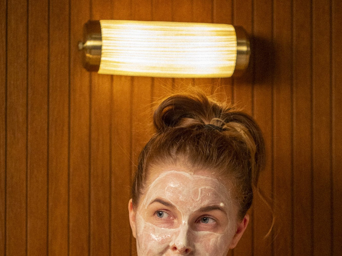 Hemmaspa med ansiktsmask och te