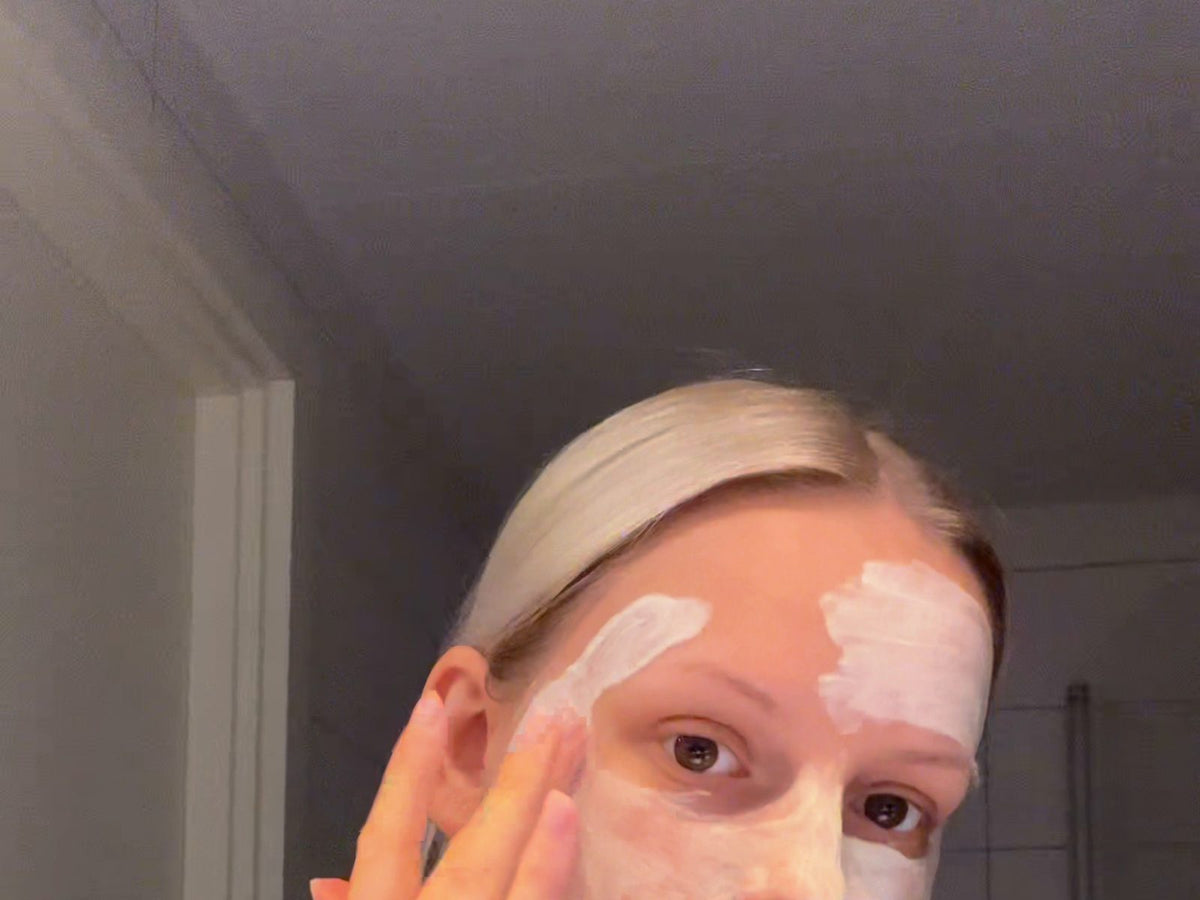 Kvinna med lermask