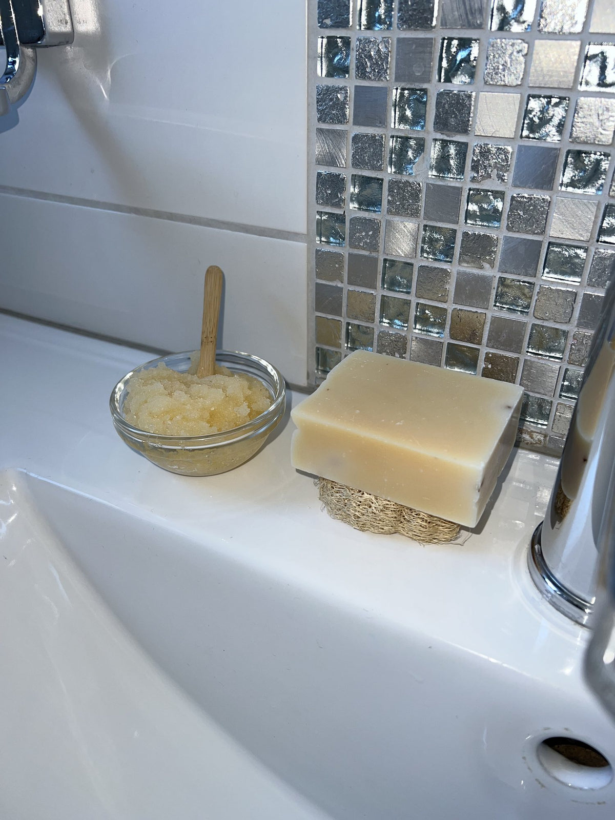 Tvål på tvålkopp av luffa vid handfatet