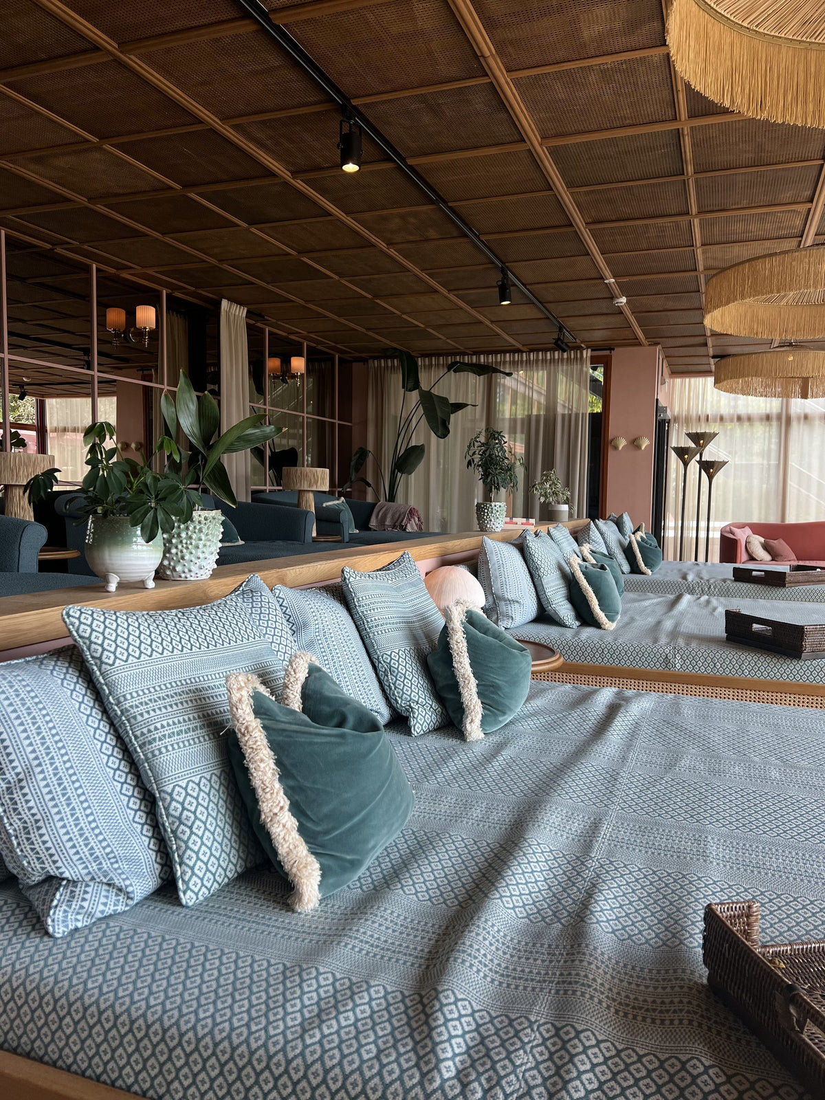 Spa-lounge med kuddar på Ellery Beach House