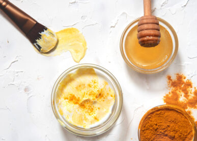 Ingredienser såsom honung, gurkmeja och yoghurt för att få bort akneärr naturligt