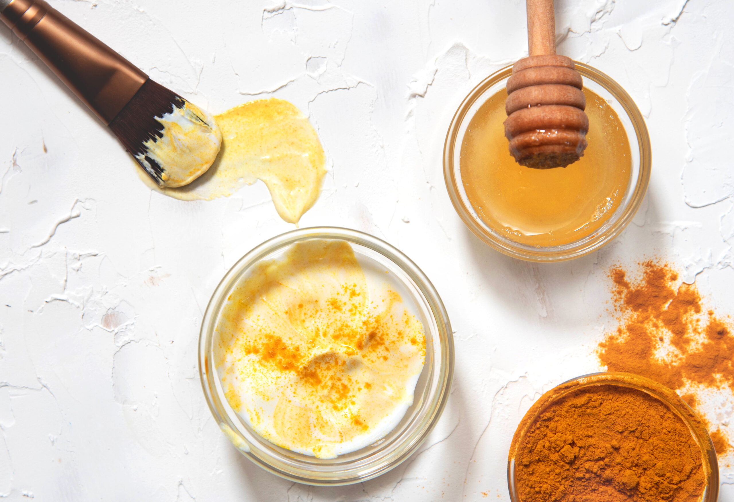 Ingredienser såsom honung, gurkmeja och yoghurt för att få bort akneärr naturligt